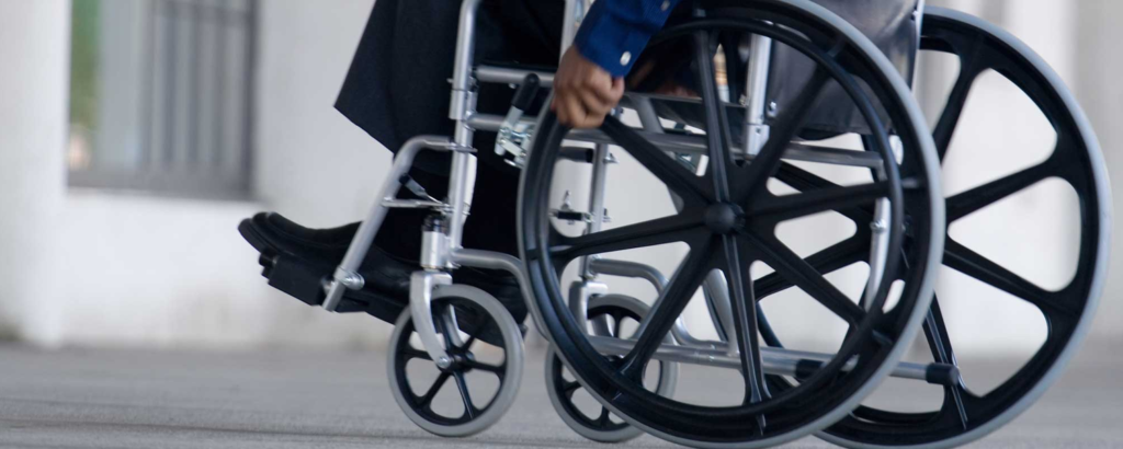 Persona en silla de ruedas
